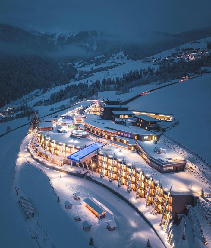 Trải nghiệm hòa mình vào thiên nhiên kỳ vĩ tại khách sạn nằm giữa núi rừng Alpin Panorama Hotel Hubertus độc đáo