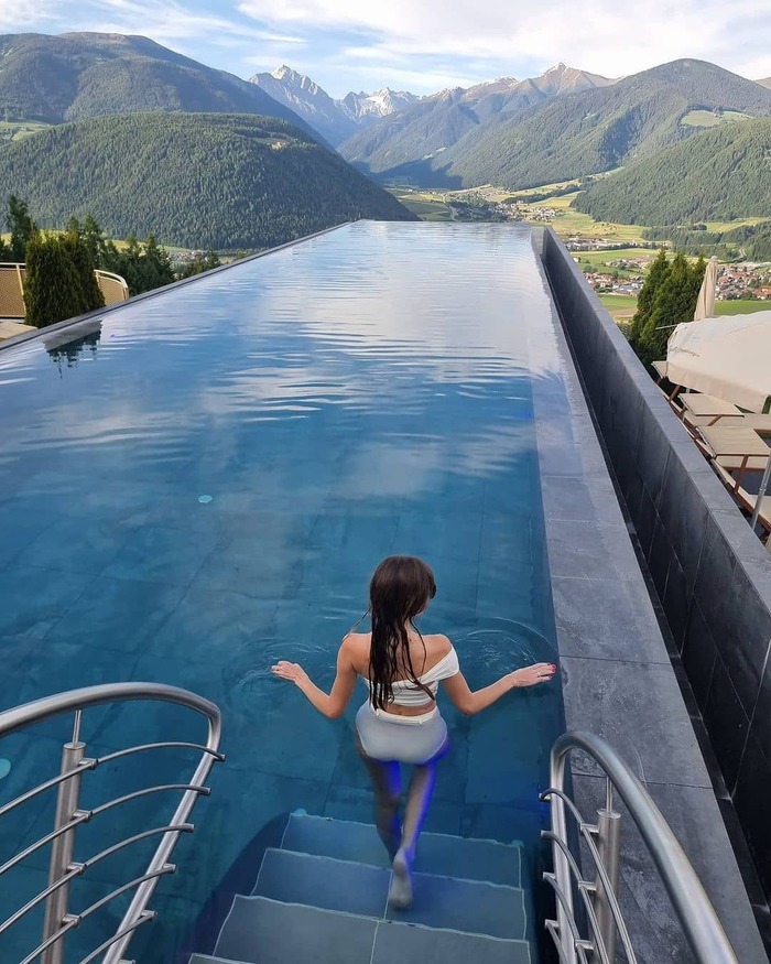 Trải nghiệm hòa mình vào thiên nhiên kỳ vĩ tại khách sạn nằm giữa núi rừng Alpin Panorama Hotel Hubertus độc đáo