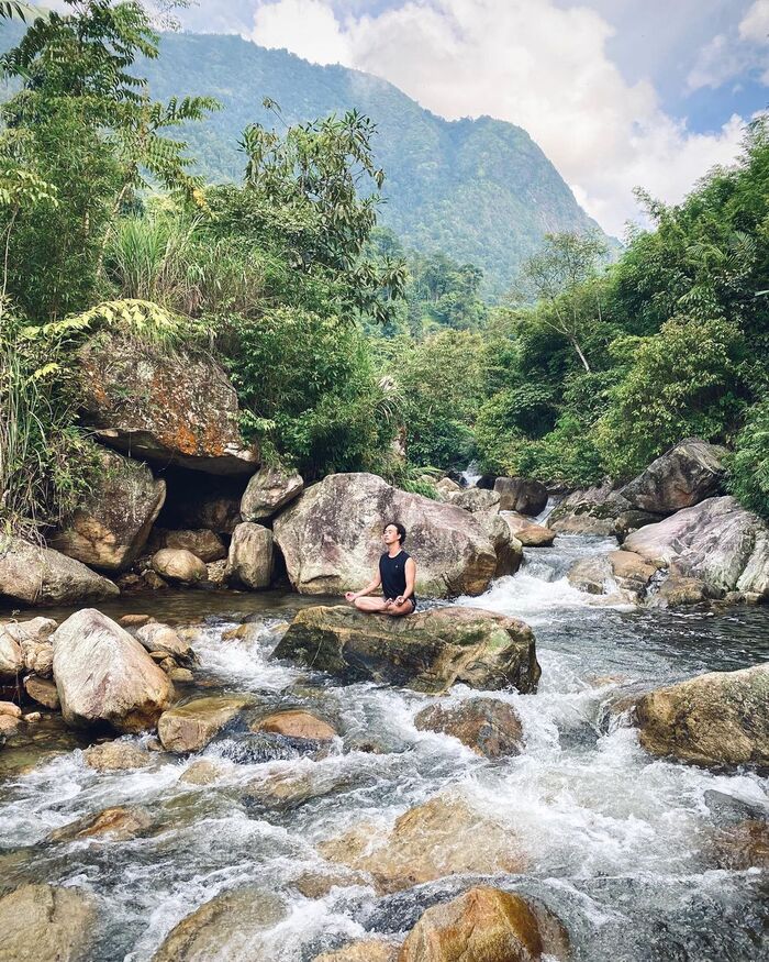 Nằm giữa núi rừng hoang sơ, thơ mộng của Lào Cai chính là Topas Riverside Lodge Sapa khiến bao du khách mê đắm