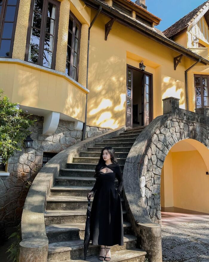 Lost in the "fairy tale castle" at the nostalgic Ana Villas Dalat resort in the middle of the mountains