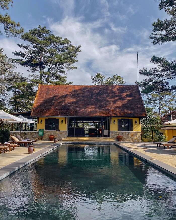 Lost in the "fairy tale castle" at the nostalgic Ana Villas Dalat resort in the middle of the mountains