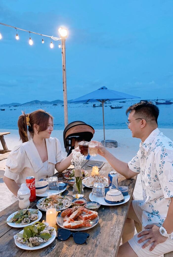 thưởng thức hải sản biển tại homestay giá rẻ ở Cam Ranh 