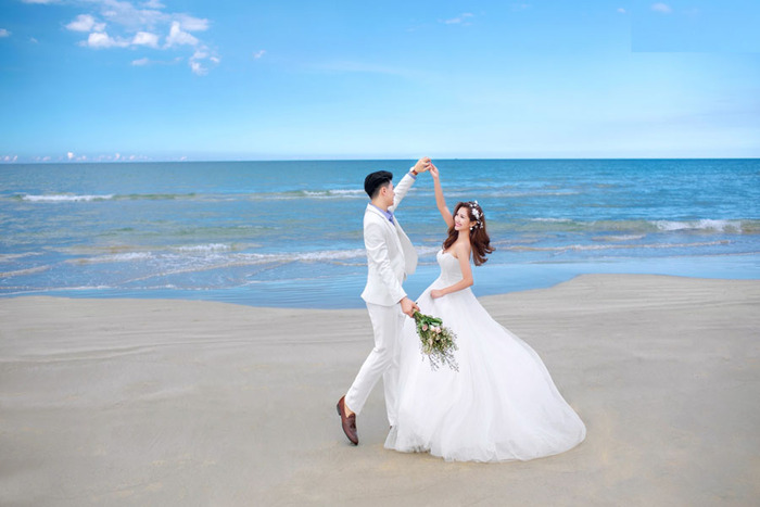chụp ảnh cưới bên bờ biển ở Quỳnh Viên Resort 