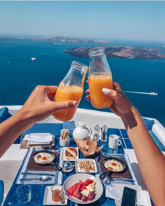 “Say nắng” vẻ đẹp như tranh vẽ của Iconic Santorini Hotel, khách sạn sang trọng bên bờ biển ở Hy Lạp