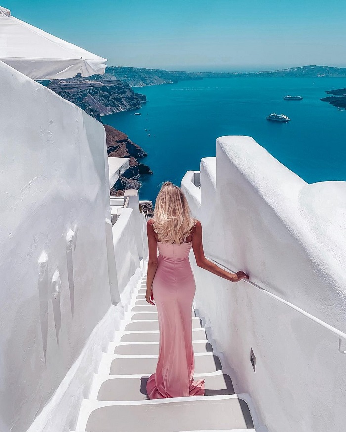 “Say nắng” vẻ đẹp như tranh vẽ của Iconic Santorini Hotel, khách sạn sang trọng bên bờ biển ở Hy Lạp