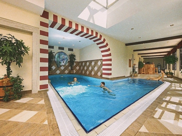 bể bơi ở khách sạn Ruze Cesky Krumlov Castle Hotel nổi tiếng Séc