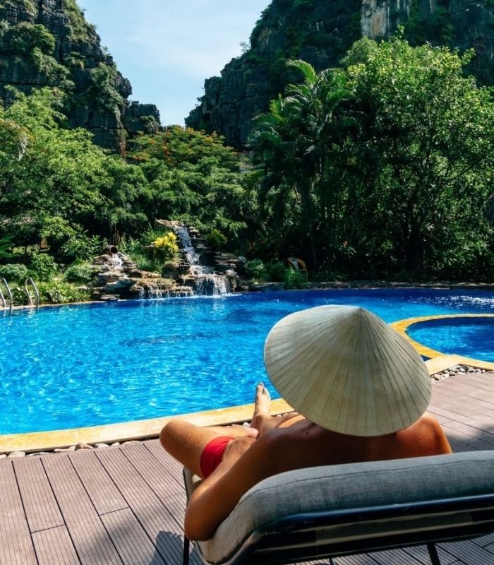 Hồ bơi ngoài trời tại Hang Múa Ecolodge Nình Bình