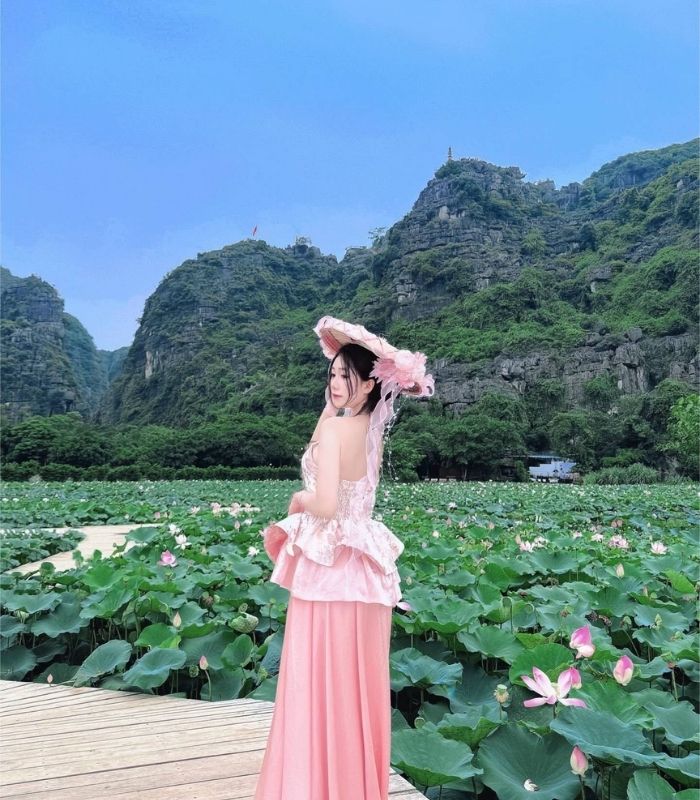 Đầm sen tại Hang Múa Ecolodge Nình Bình