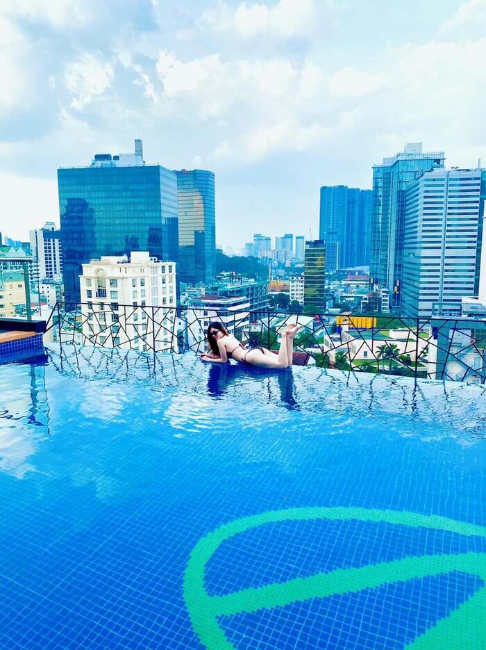 bể bơi sân tượng tại khách sạn 4 sao ở TP Hồ Chí Minh