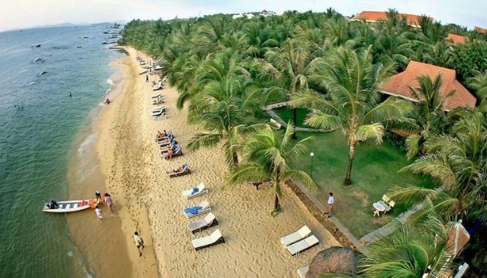 Khu vực Bãi Sau được rất nhiều du khách yêu thích