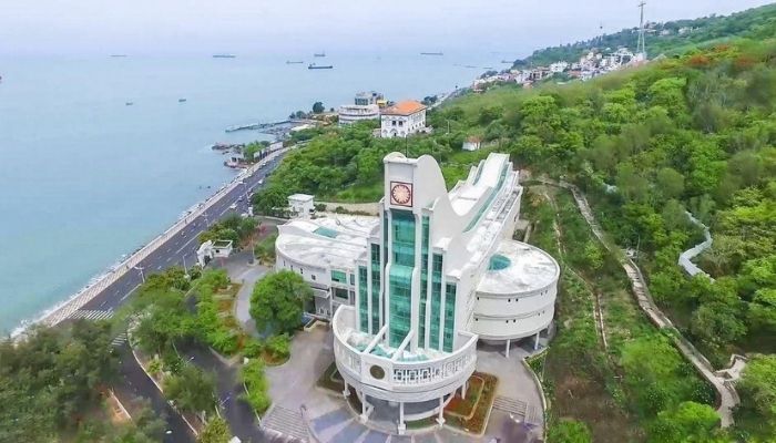 Đường Trần Phú là cung đường ven biển nổi tiếng của Vũng Tàu 