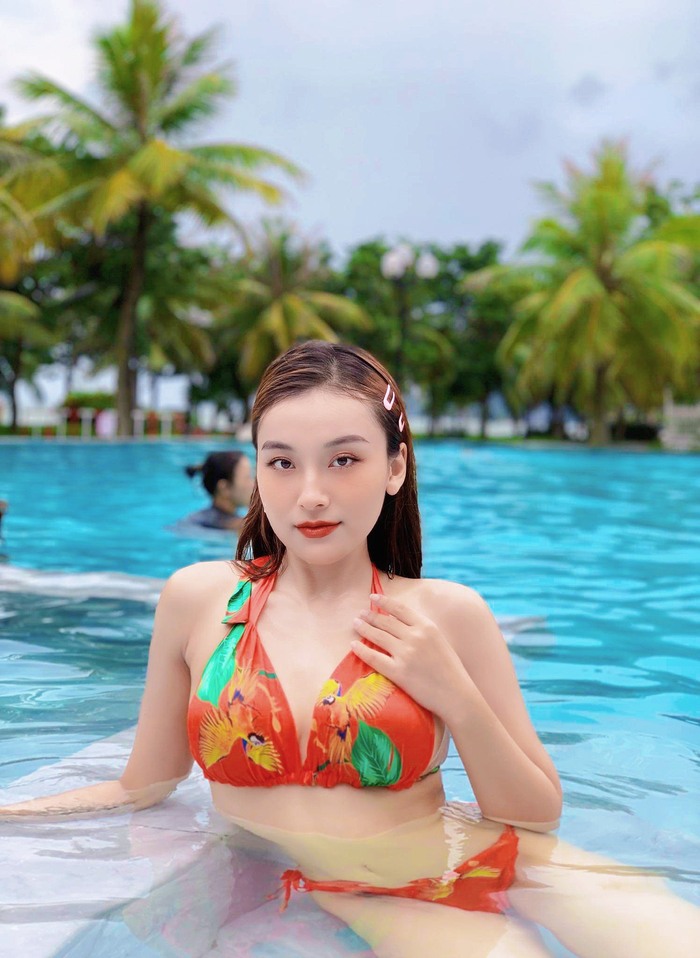 thư giãn tại bể bơi thuộc khách sạn 4 sao ở Hạ Long