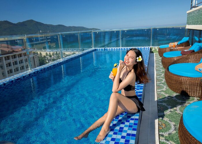 bể bơi ngoài trời ở khách sạn giá rẻ gần bãi biển Mỹ Khê