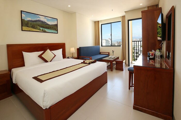 phòng nghỉ tiện nghi ở khách sạn giá rẻ gần bãi biển Mỹ Khê