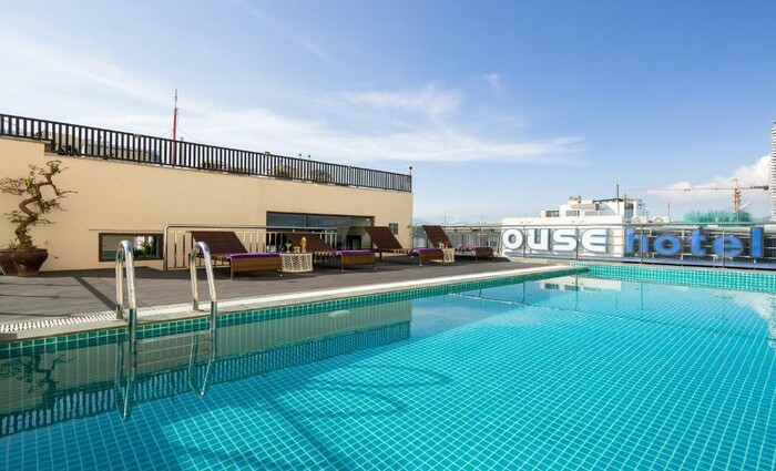 bể bơi ở khách sạn giá rẻ gần bãi biển Mỹ Khê