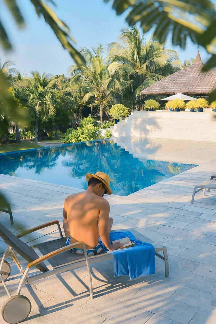 thư giãn giải trí tại bể bơi trong resort gần bãi biển Phú Hải Phan Thiết