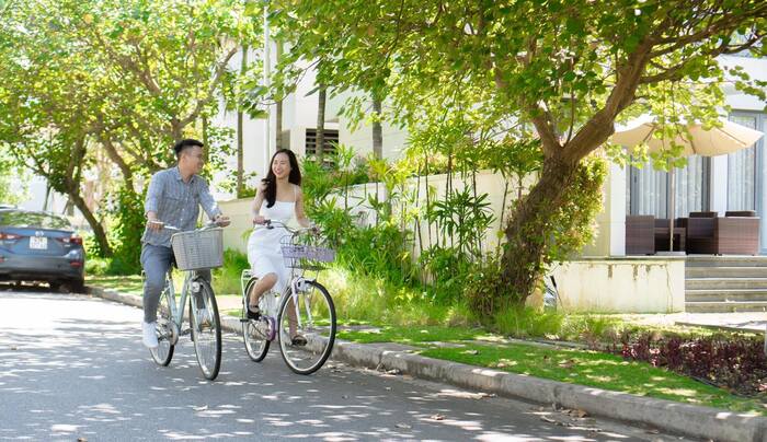 đạp xe tham quan trong khuôn viên villa đẹp ở Đà Nẵng