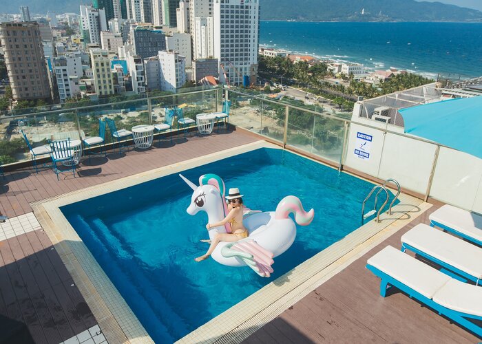 thư giãn ở bể bơi khách sạn giá rẻ trung tâm Đà Nẵng