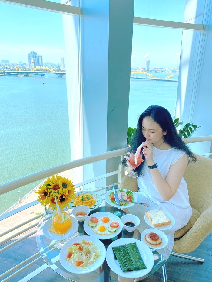 thưởng thức bữa ăn hấp dẫn ở khách sạn giá rẻ trung tâm Đà Nẵng