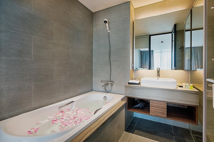 phòng ngủ có bồn tắm nằm ở khách sạn giá rẻ trung tâm Đà Nẵng