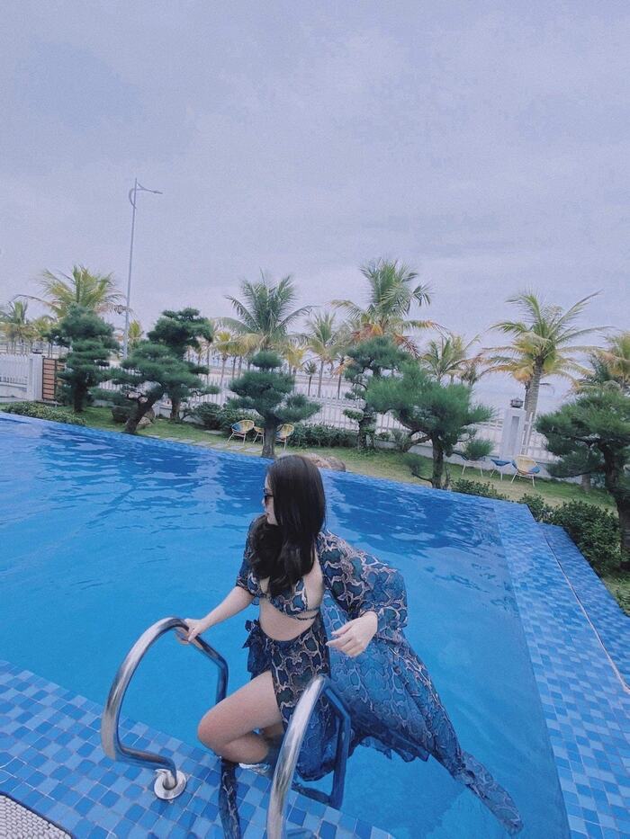 thư giãn tại bể bơi thuộc villa đẹp ở Hạ Long