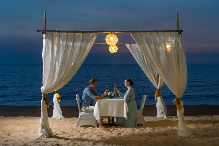 thưởng thức bữa ăn lãng mạn bên bờ biển tại villa đẹp ở Phú Quốc 