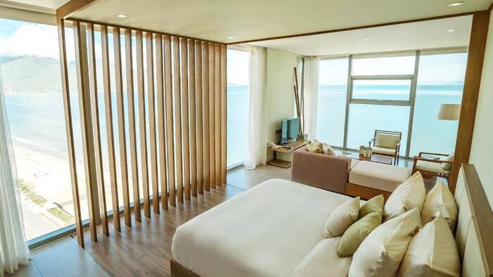 Chiêm ngưỡng toàn cảnh bãi biển thơ mộng từ trên cao tại khách sạn Fusion Suites Đà Nẵng