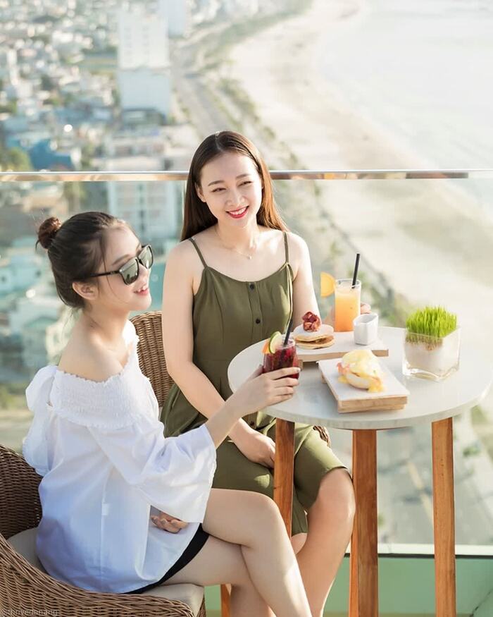 Chiêm ngưỡng toàn cảnh bãi biển thơ mộng từ trên cao tại khách sạn Fusion Suites Đà Nẵng